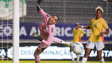 AMDEP8357. QUITO (ECUADOR), 16/07/2025.- Katherine Tapia de Colombia ataja un balón este miércoles, durante un partido de la fase de grupos de la Copa América Femenina entre Venezuela y Colombia en el estadio Gonzalo Pozo Ripalda en Quito (Ecuador). EFE/ Vicente Costales