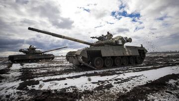 DONETSK OBLAST, UKRAINE - FEBRUARY 15: Tanks of Ukrainian army on the frontline near Ugledar and Marinka in Donetsk Oblast, Ukraine on February 15, 2023 as Russian-Ukrainian war continues. (Photo by Mustafa Ciftci/Anadolu Agency via Getty Images)