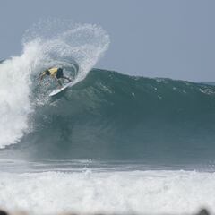 Aritz Aranburu avanza en el cuadro principal de los ISA World Surfing Games