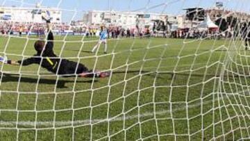 <b>SIN PREMIO. </b>Osasuna plantó cara al Barcelona pero cayó, tras empatar, en la tanda de penaltis de marcar el que se ve en la imagen.