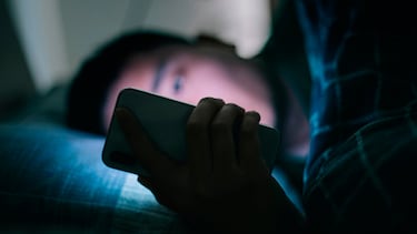 Esto es lo que no debes hacer con el móvil antes de irte a dormir: puede causar problemas en el descanso e insomnio