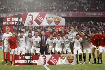 El Sevilla posa con el IX Trofeo Antonio Puerta. 