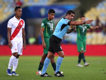 El árbitro Roddy Zambrano pitó penalti tras revisarse en el VAR la mano de Carlos Zambrano.