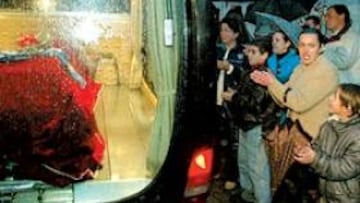 <b>OVACIÓN POPULAR</b>. El féretro recibió el cariño de la gente en su trayecto del hospital al estadio de la Luz.
