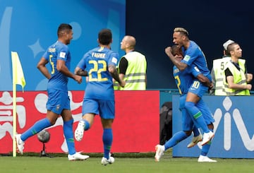 Brasil 2-0 Costa Rica | Douglas Costa dejó el balón para Neymar que solamente la tuvo que empujar.