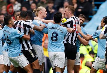 El delantero noruego del Manchester City ha tenido más que palabras Dan Burn durante el duelo de hoy de la Premier League entre el conjunto de Manchester y el Newcastle. 