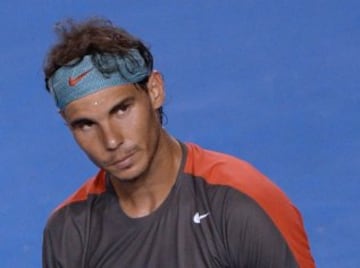 Nadal, buscando consuelo en la mirada de su equipo técnico.