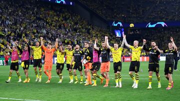 Los jugadores del Borussia Dortmund celebran junto a sus aficionados el pase a la final de la Champions League tras ganar al PSG en el Signal Iduna Park.