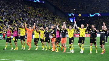 Dortmund (Germany), 01/05/2024.- Dortmund players celebrate with their supporters after winning the UEFA Champions League semi final, 1st leg match between Borussia Dortmund and Paris Saint-Germain in Dortmund, Germany, 01 May 2024. (Liga de Campeones, Alemania, Rusia) EFE/EPA/CHRISTOPHER NEUNDORF
