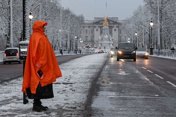 Una persona espera a cruzar una de las avenidas de la ciudad londinense. 