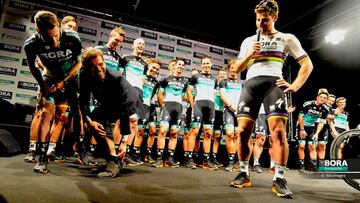 El manager del equipo Bora-Hansgrohe Ralph Denk muestra un tatuaje con el logo de la marca de Peter Sagan después de que el eslovaco lograse su tercer título mundial de ruta en Bergen.