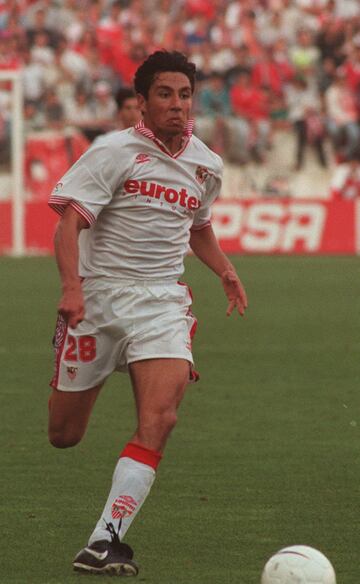 Se form車 en las categor赤as inferiores del Sevilla. Debut車 en Primera el 2 de febrero de 1997 con el primer equipo del Sevilla.