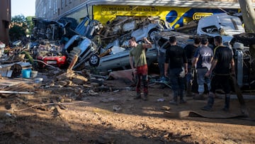Varios personas tratan de quitar coches amontonados, a 2 de noviembre de 2024, en Alfafar, Valencia, Comunidad Valenciana (España). Más de 200 voluntarios de Protección Civil de toda España están participando en las tareas de emergencia como consecuencia de la DANA que el pasado 29 de octubre afectó a la provincia de Valencia. La cifra de fallecidos por el temporal es más de 210, y desde ayer, 1 de noviembre, se ha restringido el acceso con vehículos privados a los municipios afectados.
02 NOVIEMBRE 2024;DANA;PROTECCIÓN CIVIL;VOLUNTARIOS;EJÉRCITO;RIADA;BARRO;BÚSQUEDA;BOTELLAS DE AGUA;AGUA;;PIXELADA
Lorena Sopêna / Europa Press
02/11/2024