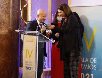 Luis Villarejo, director de deportes de la agencia Efe, recoge el premio a los  medios de comunicación de manos de Marisol Casado, presidenta de la Unión Internacional deTriatlón y miembro del COI.