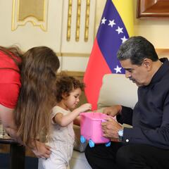 Niña venezolana se reencuentra con su madre tras ser separadas por las deportaciones de Trump