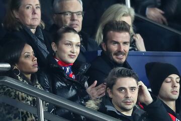 David Beckham y Bella Hadid en el palco del estadio del Parque de los Príncipes durante el partido de octavos de final de la Champions League 2017/2018 entre el PSG y el Real Madrid.