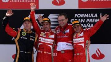 Kimi Raikkonen, Fernando Alonso, Stefano Domenicali y Felipe Massa en el podio de Montmeló.