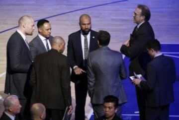 El entrenador de los New York Knicks, Derek Fisher (centro) conversa con su cuerpo técnico durante un tiempo muerto.