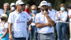 Jon Rahm junto a su caddie Adam Hayes.