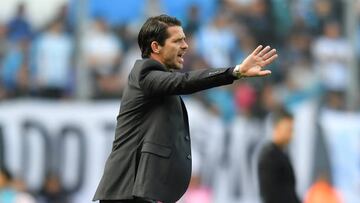 AVELLANEDA, ARGENTINA - OCTOBER 23: Fernando Gago, coach of Racing Club  gives their team instructions  during a match between Racing Club and River Plate as part of Liga Profesional 2022 at Presidente Peron Stadium on October 23, 2022 in Avellaneda, Argentina. (Photo by Marcelo Endelli/Getty Images)