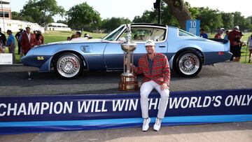 El golfista estadounidense Sam Burns posa junto al &quot;Schwab&quot; Firebird de 1979 con la chaqueta Colonial Country Club tras prcolamarse campe&oacute;n del Charles Schwab Challenge en el Colonial Country Club de Fort Worth, Texas.