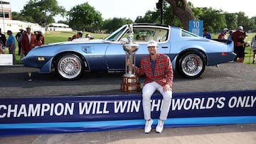 El golfista estadounidense Sam Burns posa junto al "Schwab" Firebird de 1979 con la chaqueta Colonial Country Club tras prcolamarse campeón del Charles Schwab Challenge en el Colonial Country Club de Fort Worth, Texas.