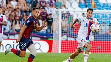 Camarasa pugna un balón con Pablo Martínez en el estadio Ciutat de València.