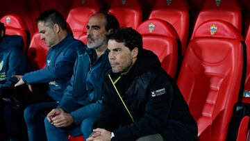 Rubi, en el banquillo durante el Almería - Cádiz.