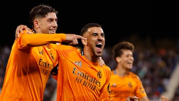 LEGANÉS (MADRID), 24/11/2024.- Los jugadores del Real Madrid, el uruguayo Valverde y Ceballos, celebran el segundo gol del equipo madridista durante el encuentro correspondiente a la jornada 14 de Laliga EA Sports que disputan hoy domingo Leganés y Real Madrid en el estadio de Butarque, en Leganés. EFE / Sergio Pérez.