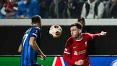 Atalanta's Italian defender #77 Davide Zappacosta (L) fights for the ball with Liverpool's Scottish defender #26 Andrew Robertson (R) during the UEFA Europa League quarter-final second leg football match between Atalanta BC and Liverpool FC at the Atleti Azzurri d'Italia Stadium in Bergamo, on April 18, 2024. (Photo by Isabella BONOTTO / AFP)