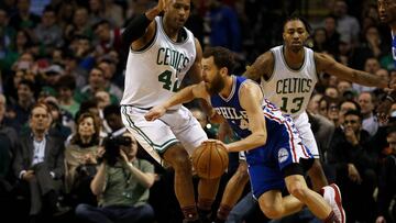 BOS015 BOSTON (EE.UU.), 15/02/2017.- Al Harford (i) y James Young (d) de Boston Celtics en acción con Sergio Rodriguez (c) de Philadelphia 76ers hoy, miércoles 15 de febrero de 2017, durante un juego de la NBA en TD Banknorth Garden en Boston (EE.UU.). EFE/LISA HORNAK