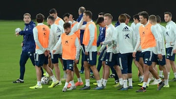 Spain&#039;s coach Robert Moreno (L) talks to his players during a training session at the Ramon de Carranza stadium in Cadiz, on November 14, 2019 on the eve of the Euro 2020 Group F football qualification match between Spain and Malta. (Photo by CRISTIN