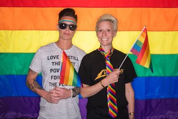 Megan Rapinoe posa con los colores del Orgullo Gay.