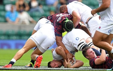 Que muchas estrellas del rugby inglés estén con el combinado de los British & Irish Lions ha permitido a Eddie Jones, seleccionador del XV de la Rosa, dar la alternativa en los test matches de verano a varios jóvenes. Es el caso de Callum Chick, con el oval en la foto, que a sus 24 años debutó en el triunfo ante EE UU (43-29) en Twickenham.