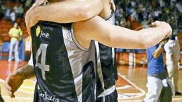 <b>EXITAZO. </b>Alegria justificada en los jugadores del Iurbentia Bilbao.