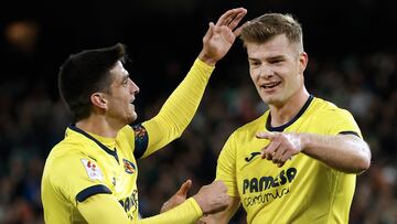 SEVILLA, 10/03/2024.- El delantero noruego del Villarreal Alexander Sørloth (d) celebra tras anotar el tercer gol del equipo durante el partido de la Jornada 28 de LaLiga EA Sports que Real Betis y Villarreal CF disputan hoy domingo en el estadio Benito Villamarín. EFE/ Julio Muñoz
