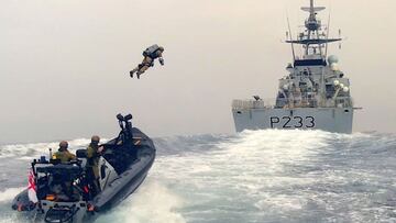 Un militar de la Marina Real Brit&aacute;nica volando como Jetman para abordar un barco en un test hecho en el mar. 