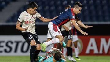 JJPANA1044. ASUNCI&Oacute;N (PARAGUAY), 12/02/2020.- &Oacute;scar Ram&oacute;n Ruiz (arriba) de Cerro Porte&ntilde;o disputa la pelota con el arquero Jos&eacute; Aurelio Carvallo (abajo) de Universitario este mi&eacute;rcoles en un partido de la Copa Libe