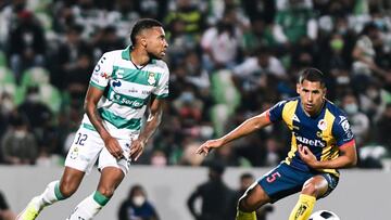 Eduar Preciado y Ricardo Chávez pelean por un balón en Torreón