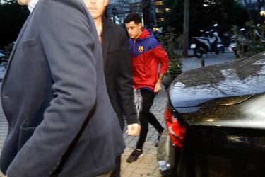 En el Hospital de Barcelona para hacerse la revisión médica. La revisión confirmó su lesión y no podrá debutar hasta dentro de tres semanas.
