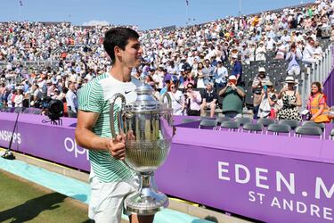 Alcaraz con el trofeo es ovacionado por el público del Queen's Club. 