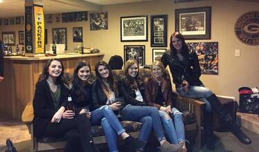 ¿Dónde están las piernas de la chica del centro de esta foto?