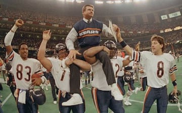 Los Bears alzan a Mike Ditka, su entrenador, después de lograr ganar la Superbowl.