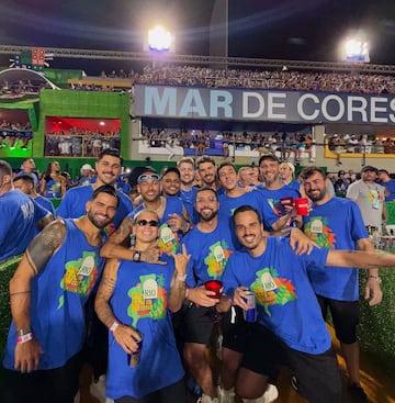 Neymar con un grupo de amigos. 