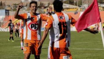 El jugador de Cobresal Lino Maldonado, izquierda, festeja su gol contra Antofagasta durante el partido de primera divisi&Atilde;&sup3;n disputado en el estadio El Cobre de El Salvador, Chile.
