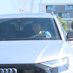 Su cara de preocupación lo dice todo: así salió Hazard de Valdebebas