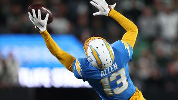 EAST RUTHERFORD, NEW JERSEY - NOVEMBER 06: Keenan Allen #13 of the Los Angeles Chargers catches a pass with one hand during the fourth quarter against the New York Jets at MetLife Stadium on November 06, 2023 in East Rutherford, New Jersey. Elsa/Getty Images/AFP (Photo by ELSA / GETTY IMAGES NORTH AMERICA / Getty Images via AFP)