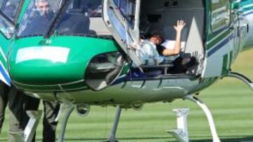 Neymar abandonando la concentración en Teresópolis.