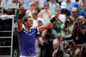 Rafa Nadal celebra la victoria que supuso su décimo título de Roland Garros. 
