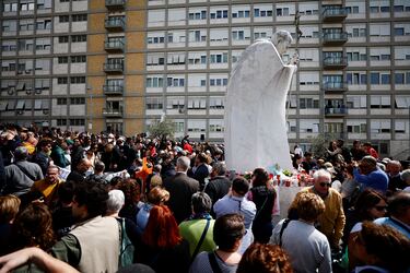 Los fieles se reúnen mientras el Papa Francisco hace su primera aparición pública en cinco semanas, el día en que será dado de alta del Hospital Gemelli, en Roma.
